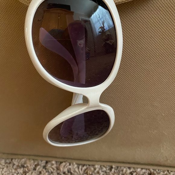 White large Sunglasses dark lens 100%UV - Picture 5 of 6